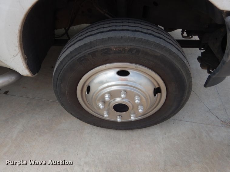 image for item IP9929 2001 Ford F550 Super Duty  flatbed truck