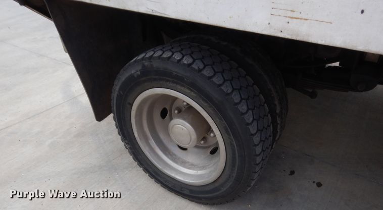 image for item IP9929 2001 Ford F550 Super Duty  flatbed truck