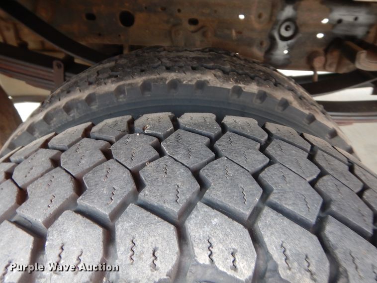 image for item IP9929 2001 Ford F550 Super Duty  flatbed truck