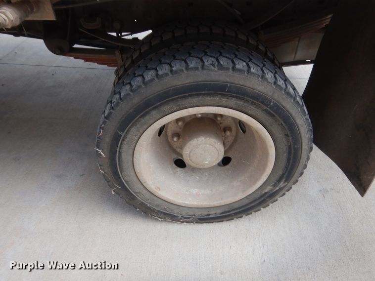 image for item IP9929 2001 Ford F550 Super Duty  flatbed truck