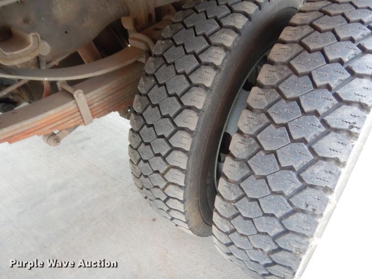 image for item IP9929 2001 Ford F550 Super Duty  flatbed truck