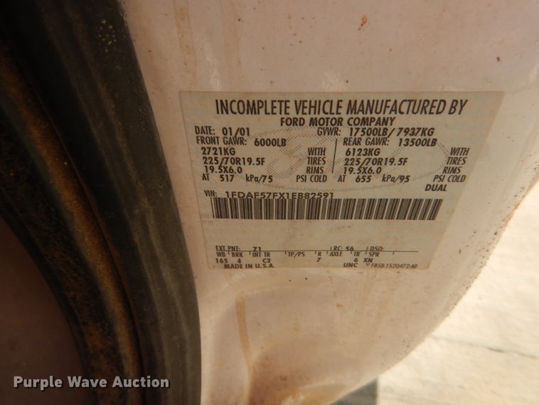 image for item IP9929 2001 Ford F550 Super Duty  flatbed truck