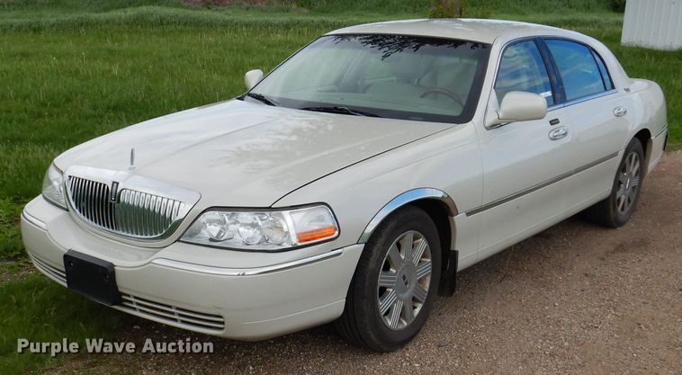 image for item IQ9531 2005 Lincoln Town Car