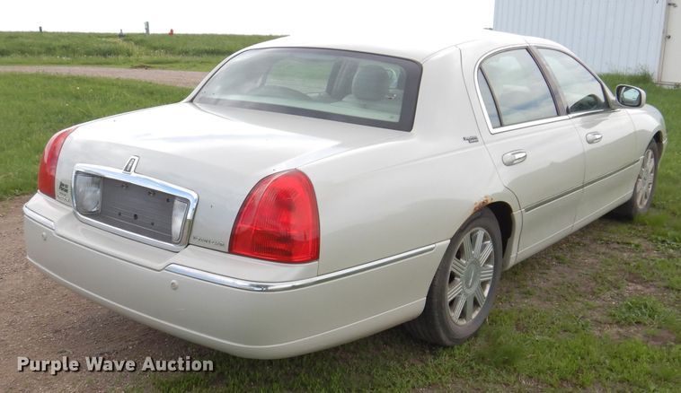 image for item IQ9531 2005 Lincoln Town Car