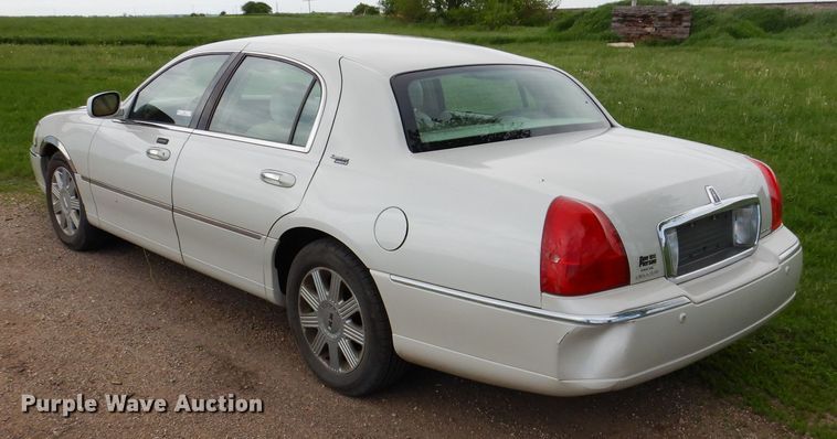 image for item IQ9531 2005 Lincoln Town Car