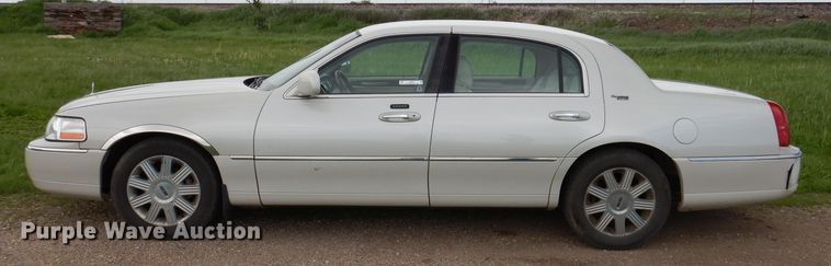 image for item IQ9531 2005 Lincoln Town Car