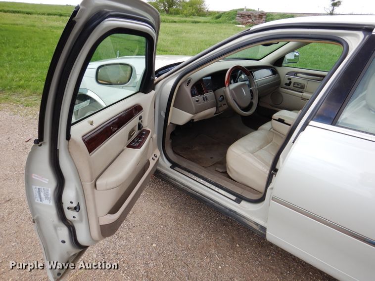 image for item IQ9531 2005 Lincoln Town Car