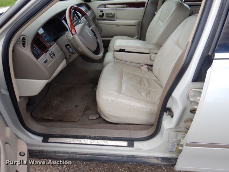 image for item IQ9531 2005 Lincoln Town Car