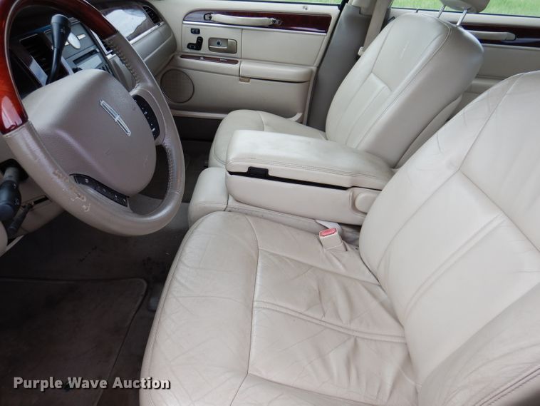 image for item IQ9531 2005 Lincoln Town Car