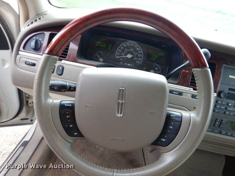 image for item IQ9531 2005 Lincoln Town Car