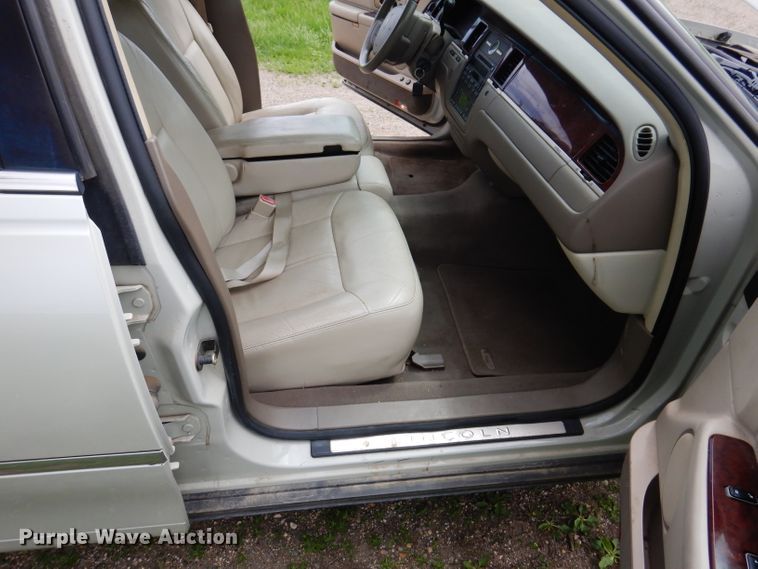 image for item IQ9531 2005 Lincoln Town Car