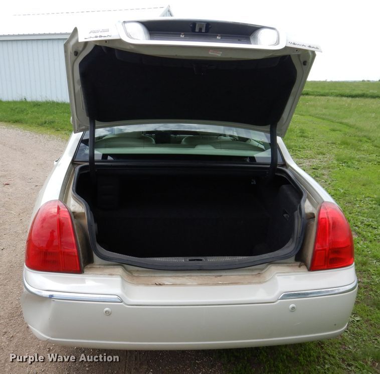 image for item IQ9531 2005 Lincoln Town Car