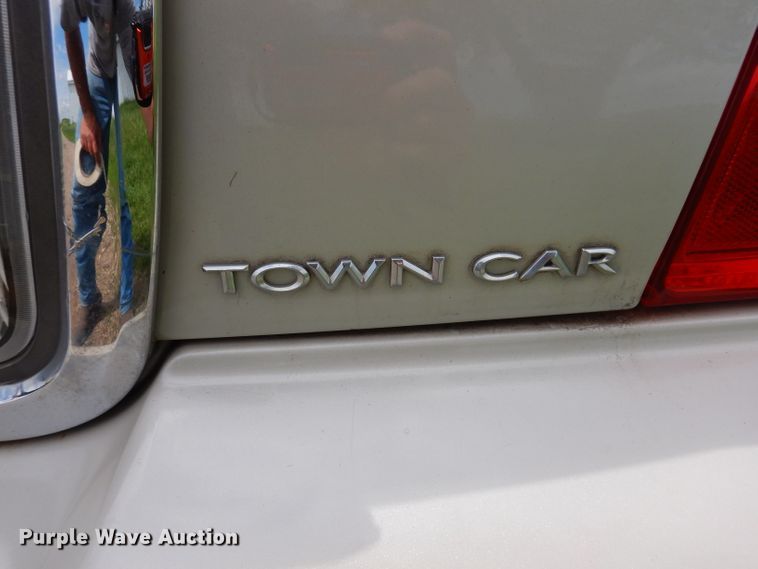 image for item IQ9531 2005 Lincoln Town Car