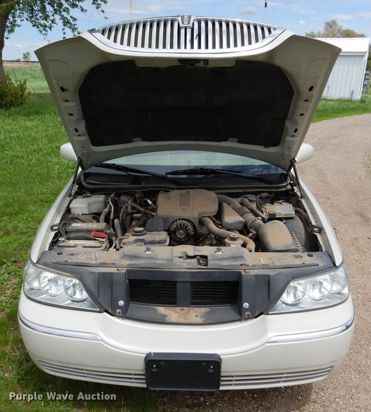 image for item IQ9531 2005 Lincoln Town Car