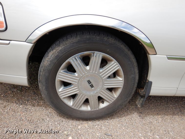 image for item IQ9531 2005 Lincoln Town Car