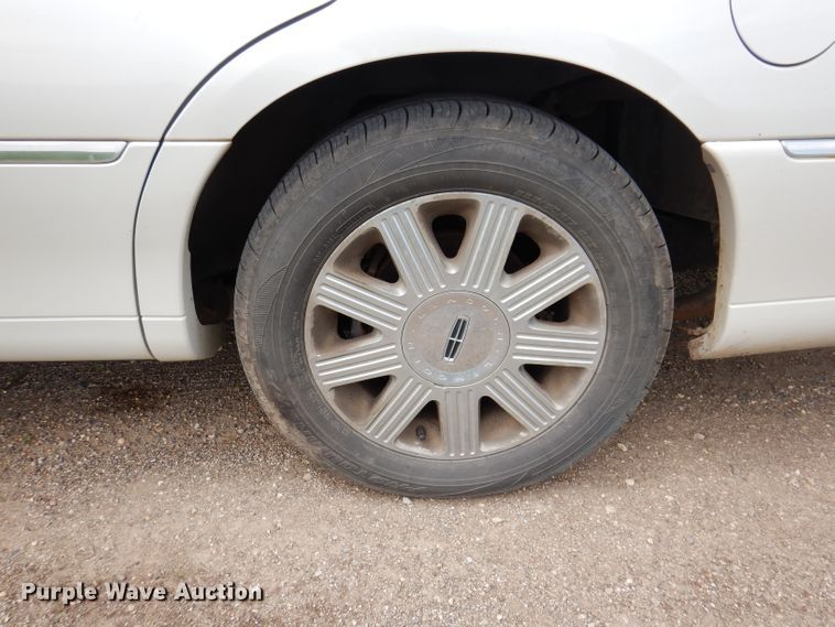 image for item IQ9531 2005 Lincoln Town Car