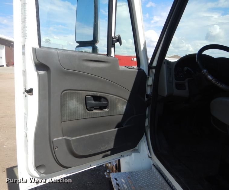 image for item IQ9533 2009 International 4300  truck cab and chassis