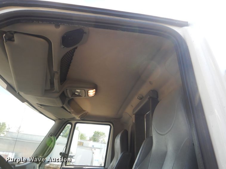 image for item IQ9533 2009 International 4300  truck cab and chassis