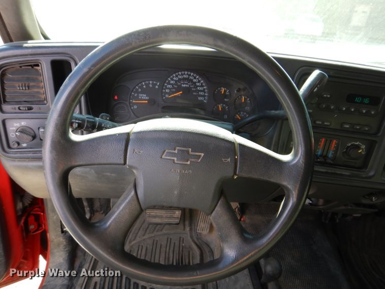 image for item IQ9583 2005 Chevrolet 1500 Silverado  pickup truck