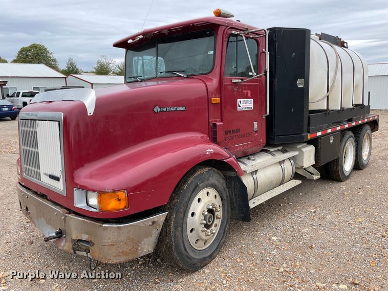 image for item IR9838 1997 International 9200  flatbed truck