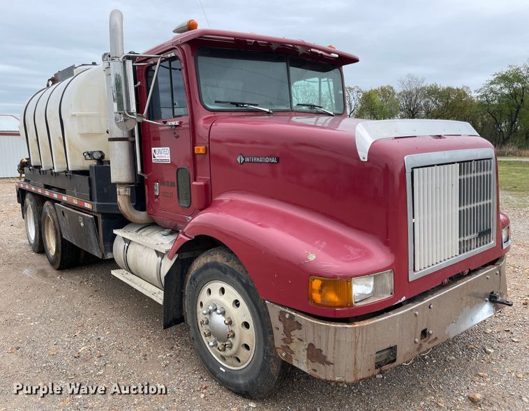 image for item IR9838 1997 International 9200  flatbed truck