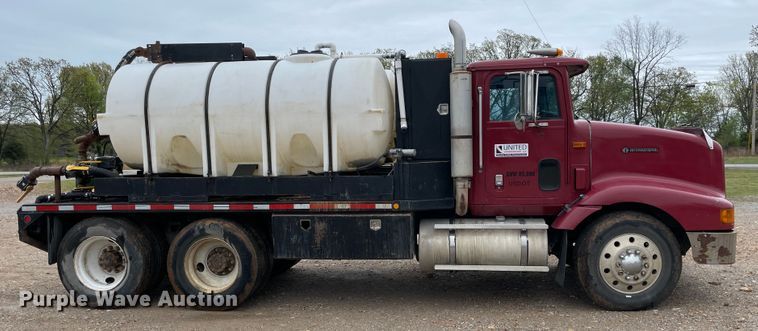 image for item IR9838 1997 International 9200  flatbed truck