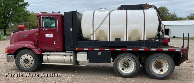 image for item IR9838 1997 International 9200  flatbed truck