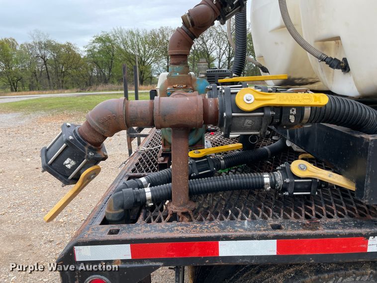 image for item IR9838 1997 International 9200  flatbed truck