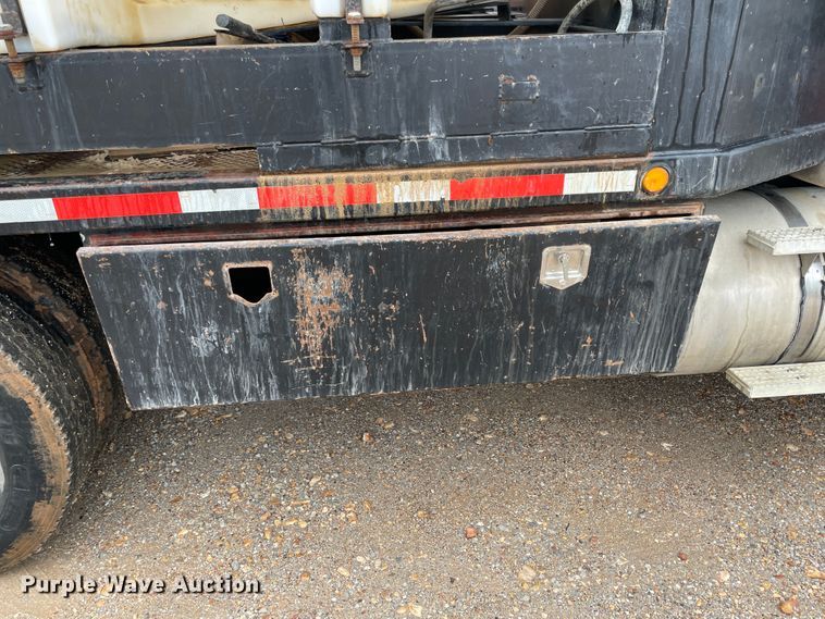 image for item IR9838 1997 International 9200  flatbed truck