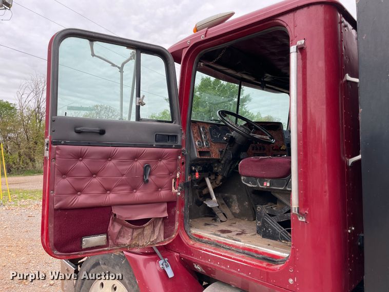 image for item IR9838 1997 International 9200  flatbed truck