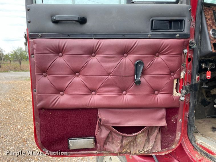 image for item IR9838 1997 International 9200  flatbed truck