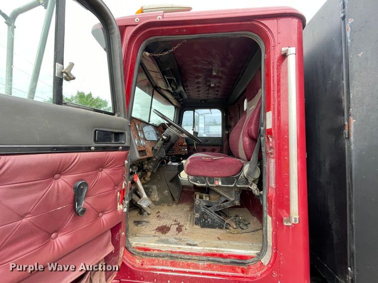 image for item IR9838 1997 International 9200  flatbed truck