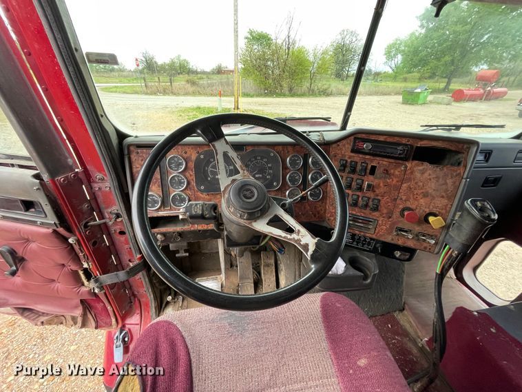 image for item IR9838 1997 International 9200  flatbed truck