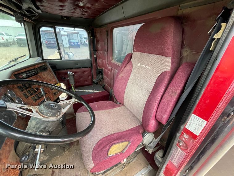 image for item IR9838 1997 International 9200  flatbed truck