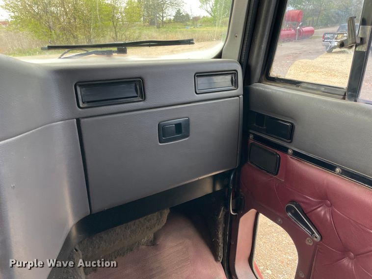 image for item IR9838 1997 International 9200  flatbed truck