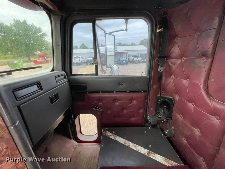 image for item IR9838 1997 International 9200  flatbed truck