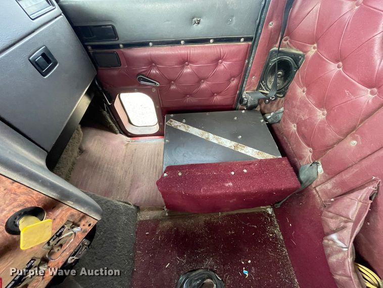 image for item IR9838 1997 International 9200  flatbed truck