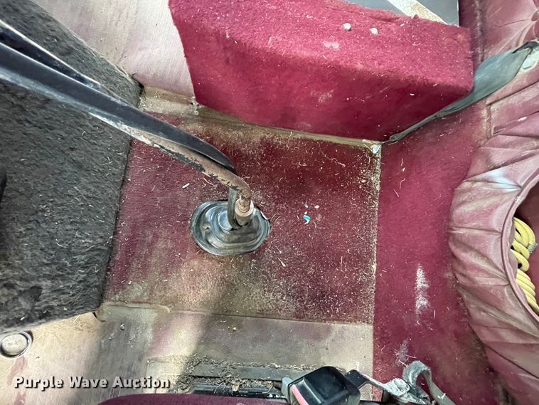 image for item IR9838 1997 International 9200  flatbed truck