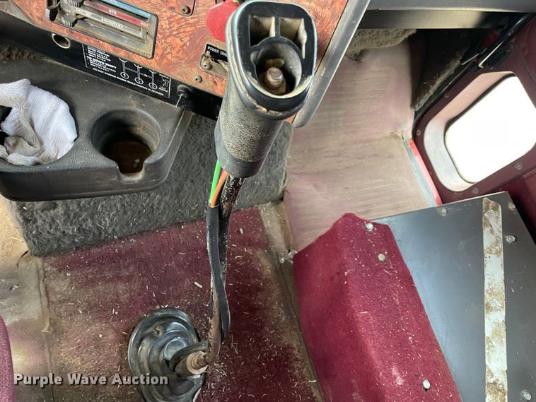 image for item IR9838 1997 International 9200  flatbed truck