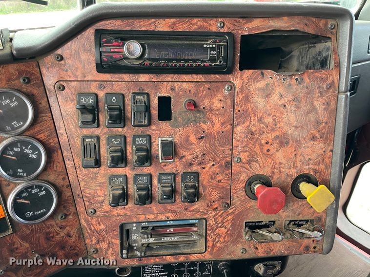 image for item IR9838 1997 International 9200  flatbed truck