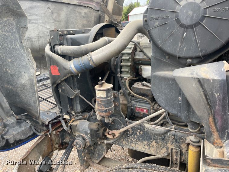 image for item IR9838 1997 International 9200  flatbed truck