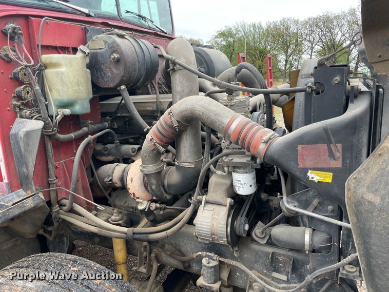 image for item IR9838 1997 International 9200  flatbed truck