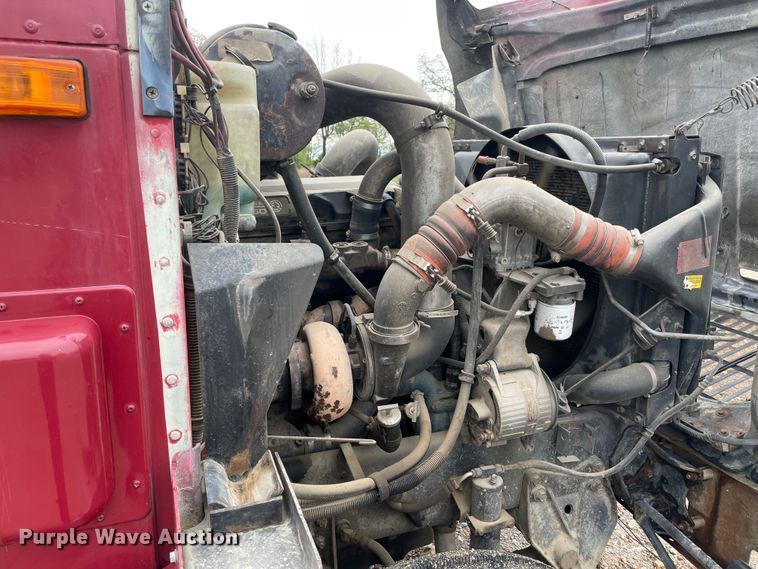 image for item IR9838 1997 International 9200  flatbed truck