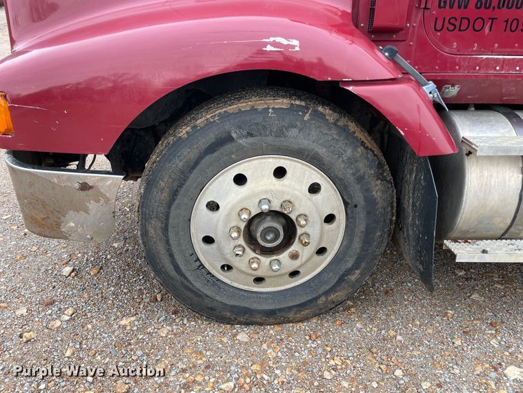 image for item IR9838 1997 International 9200  flatbed truck