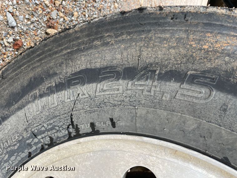 image for item IR9838 1997 International 9200  flatbed truck