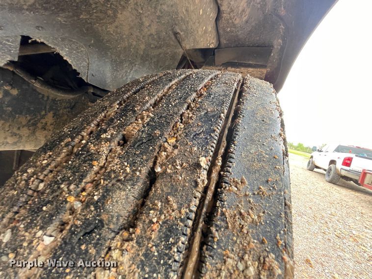 image for item IR9838 1997 International 9200  flatbed truck