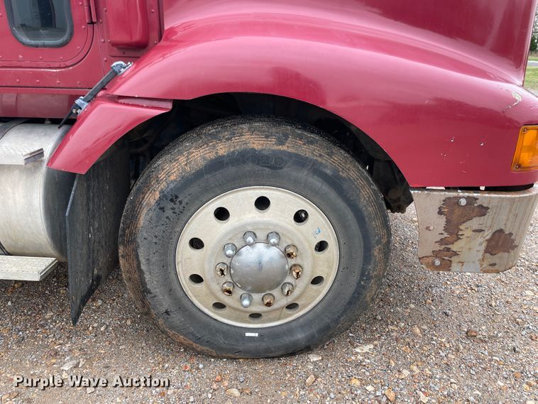 image for item IR9838 1997 International 9200  flatbed truck