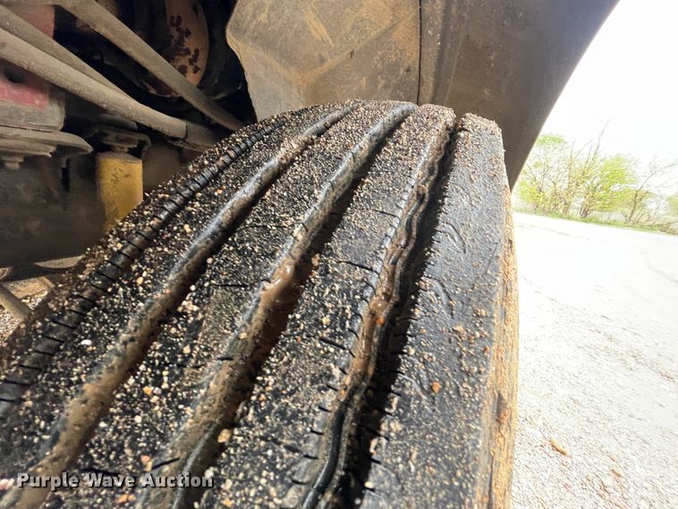 image for item IR9838 1997 International 9200  flatbed truck