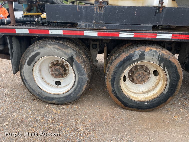 image for item IR9838 1997 International 9200  flatbed truck