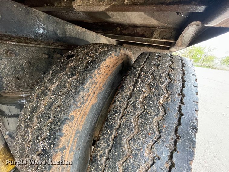 image for item IR9838 1997 International 9200  flatbed truck